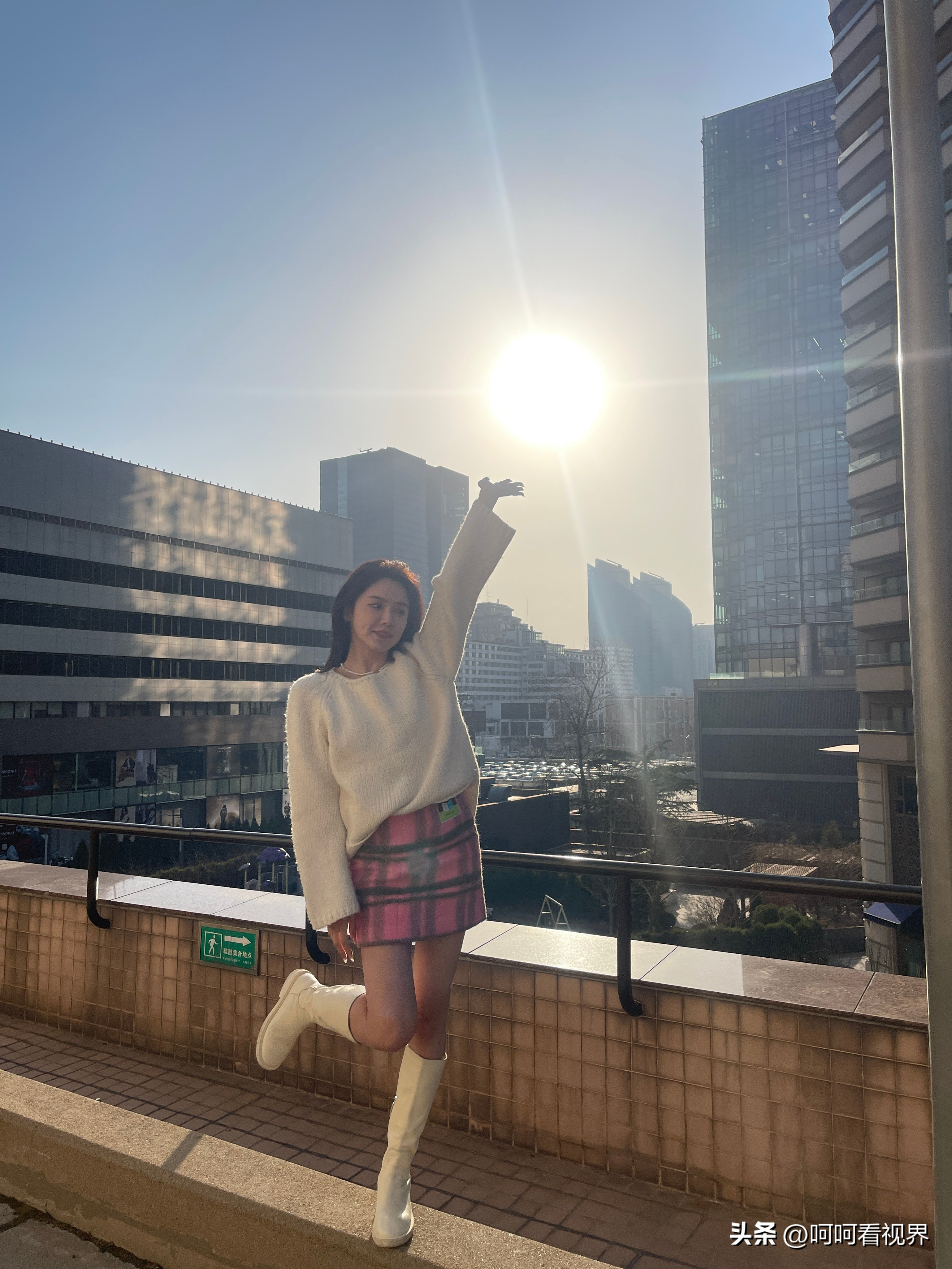 气质减龄女主持装,女主播显身材穿衣推荐