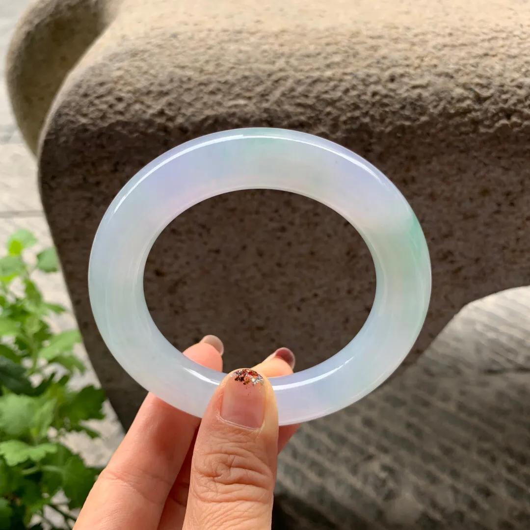 淡春彩手镯,淡春彩冰糯种翡翠手镯价值