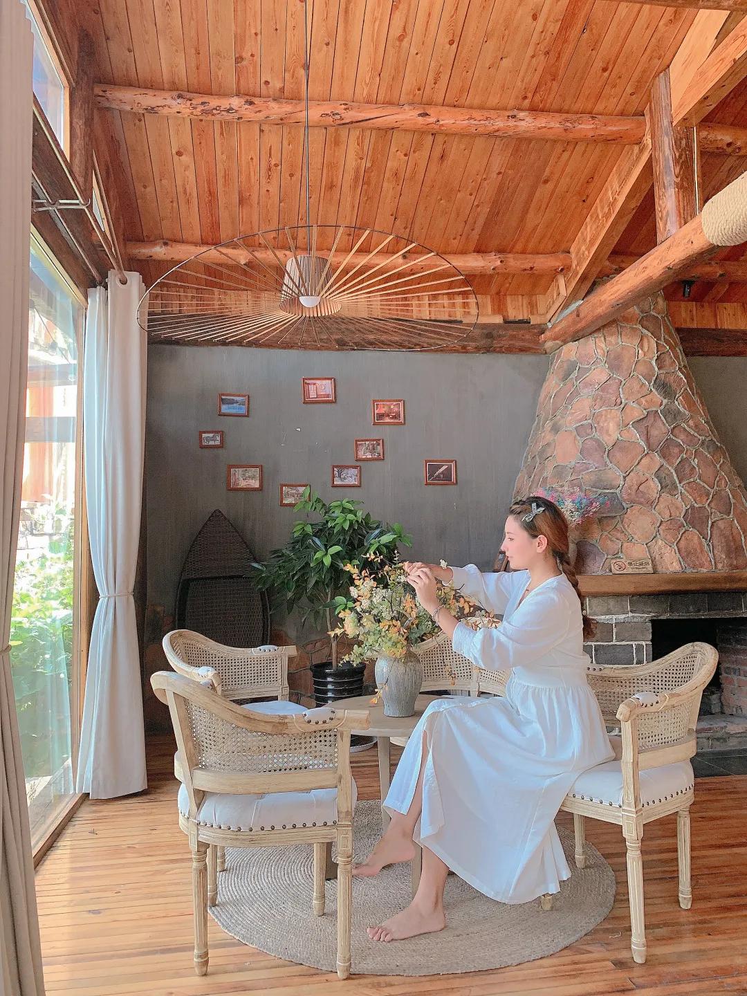 神仙眷侣辞掉高薪工作，爆改废弃山谷，悬崖高空造无边恒温泡池