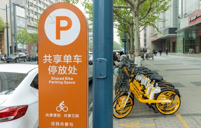 骑共享电动车没有牌照被罚,共享电动车骑行违法吗