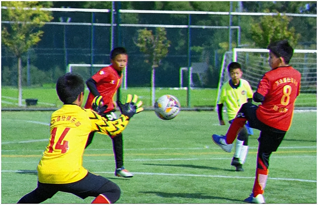 激发孩子们对足球的热爱与坚持,希望孩子们继续带着对足球的热爱