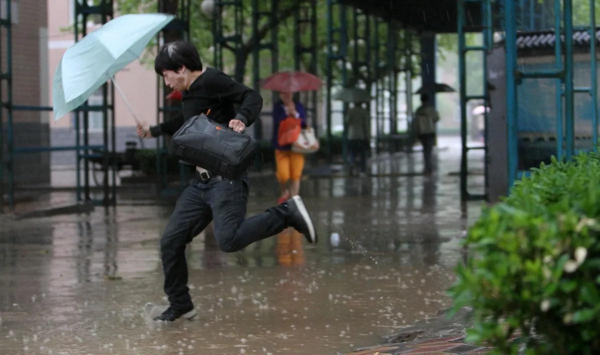 我帮女邻居联系一桩生意，她给了我50万，我用50万炒股赚了340万