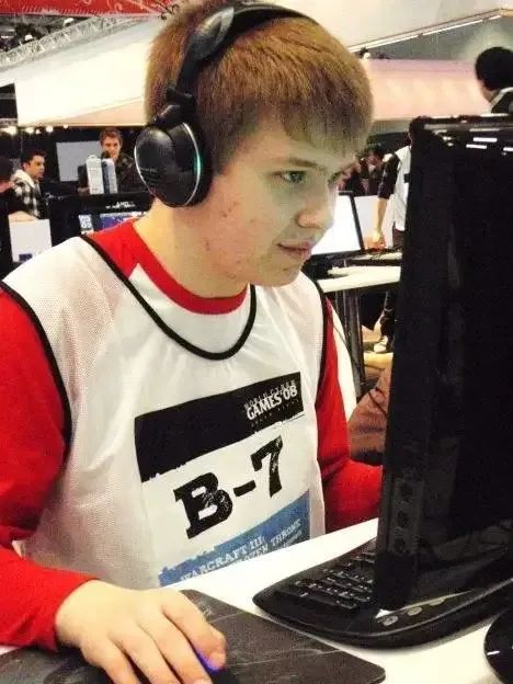 传奇大佬被暴打,魔兽争霸happy被翻盘