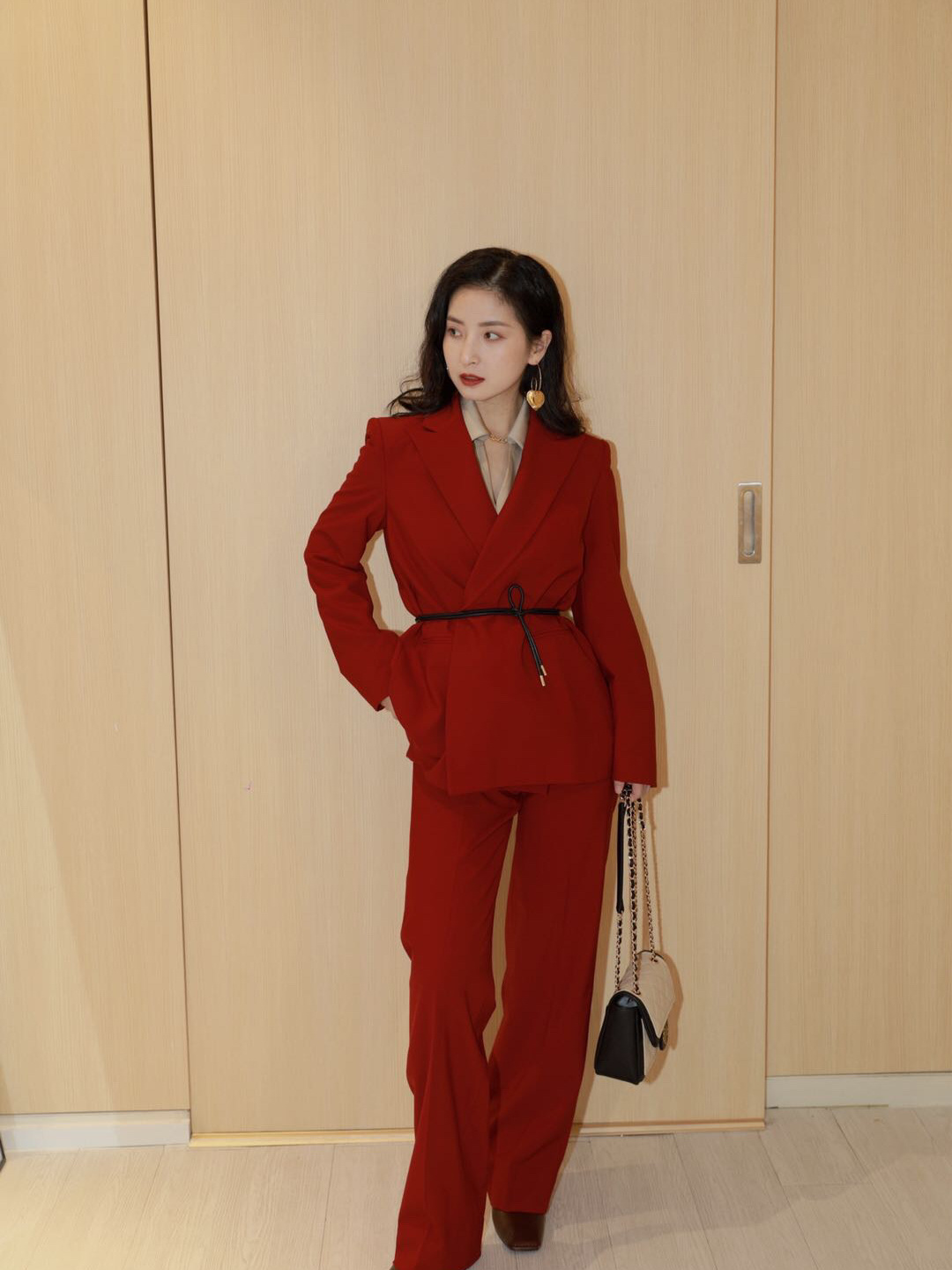 淡粉色高跟鞋搭配衣服图片,浅色系套装搭配黑色高跟鞋