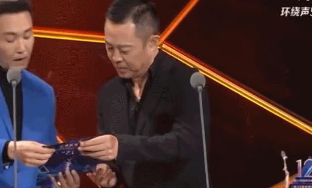 赵丽颖眼睛发炎上台领奖侧面照片,赵丽颖领奖神图高清照片