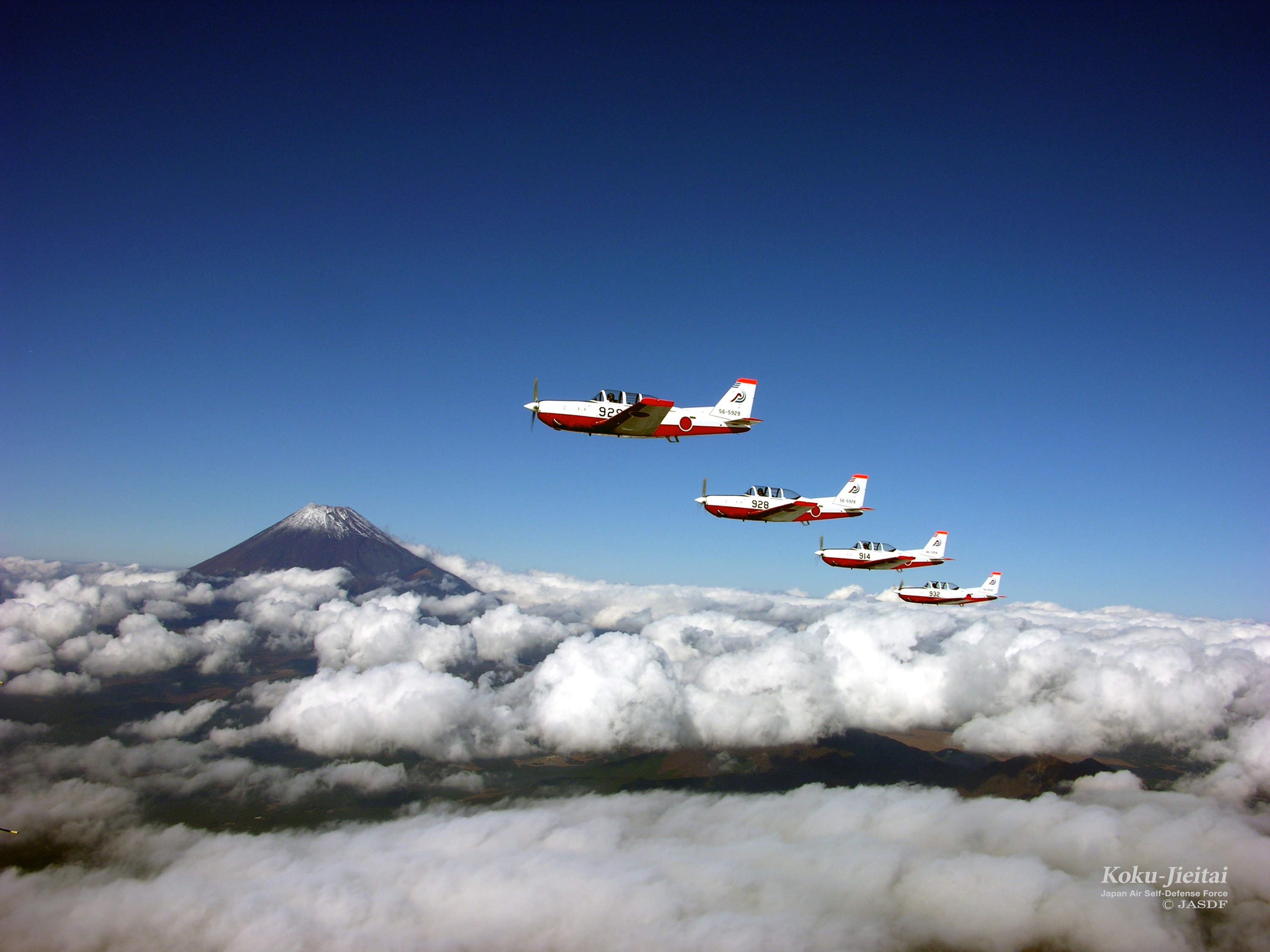 日本列岛的初级和中级训练机“富士T-7”