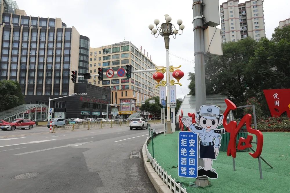萌翻了！辽宁朝阳卡通交警“上岗”执勤，24小时助力文明交通！