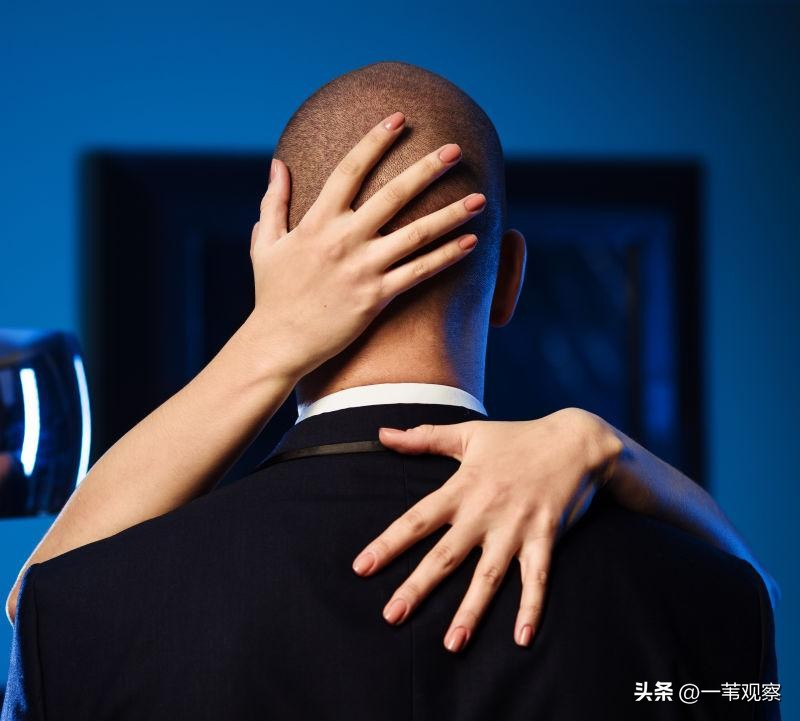一个风流老女人和她身边小鲜肉们无休无止的欲望游戏