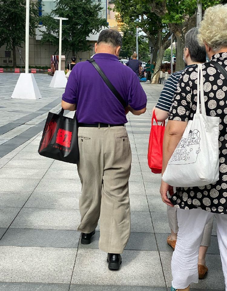 中年男子适合穿牛仔裤还是西裤,中年男人穿西裤系皮带好看吗