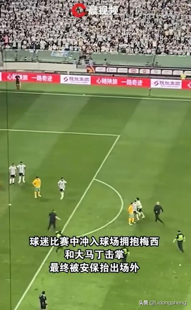 比赛抱梅西,对手跪下抱梅西