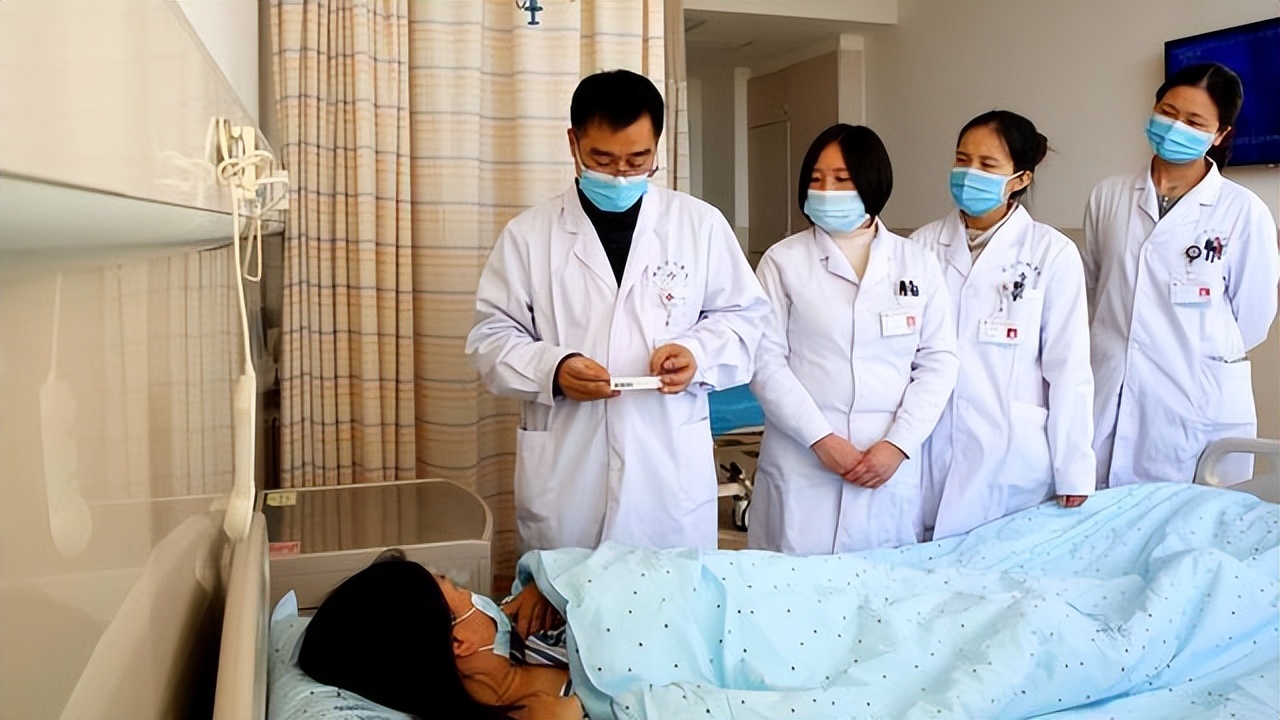 妇产科男医生面对女性隐私部位时，会觉得尴尬吗？医生说出无奈