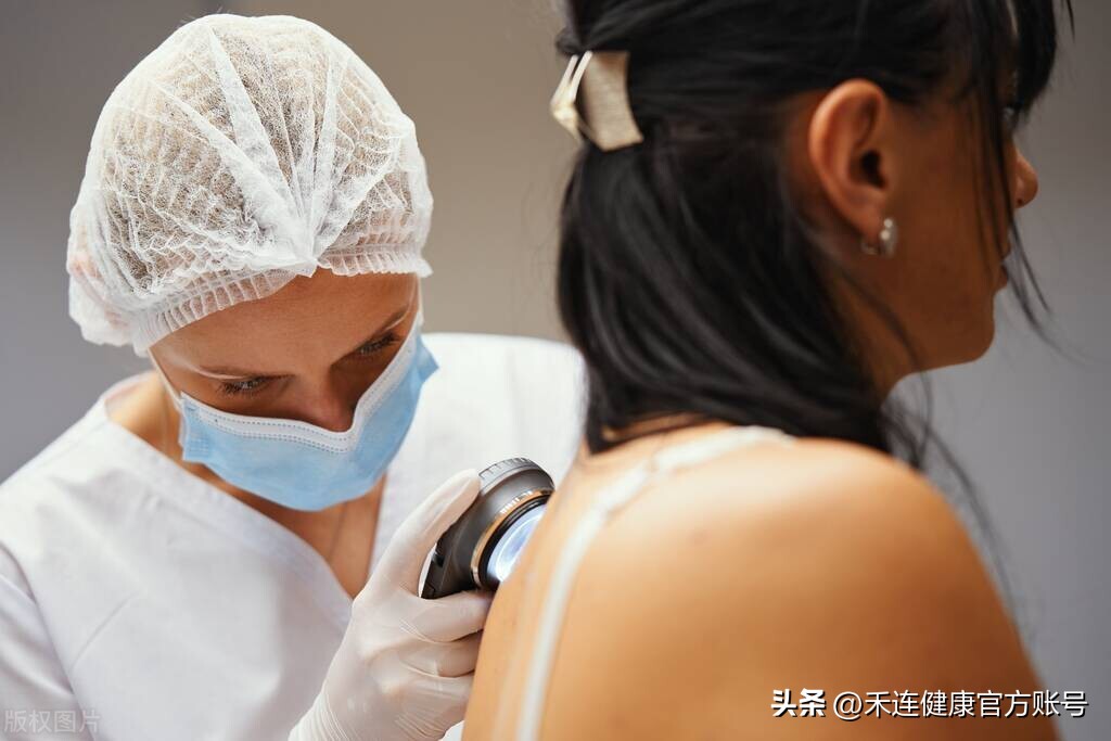 皮下鲜红色小点不痛不痒按压褪色,红色小点按压不褪色