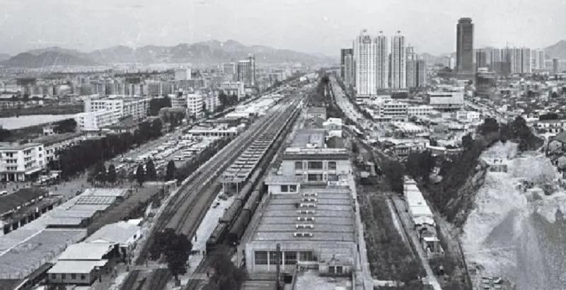 1991年，*小平邓**为深圳火车站题字，为何只写“深圳”没写“站”？