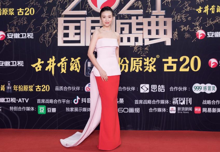 因为肩塌而红毯翻车的女明星,各个女星的红毯穿衣事故