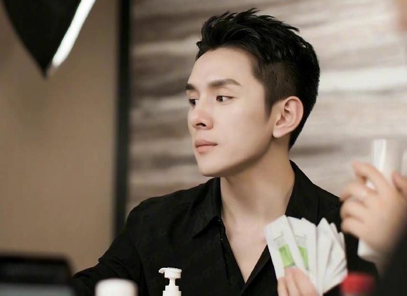 李佳琦被质疑卖假货,李佳琦卖产品被质疑怒怼粉丝