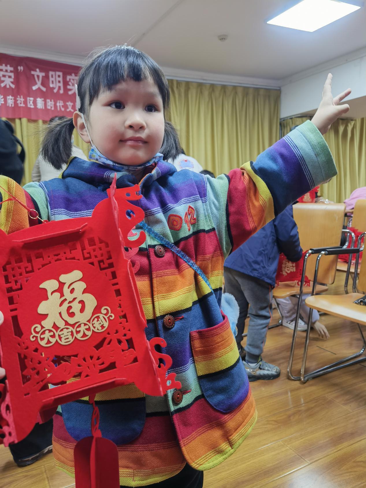 武昌区积玉桥街道融侨华府社区开展“巧手做灯笼,温暖迎新春”手工制作迎新春活动