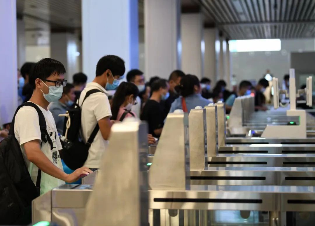 火车到站后必须多久出站,火车到站了过2小时出站行吗