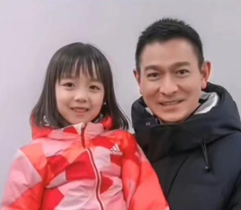 猩猩扔水瓶砸伤游客账号,动物园称猩猩砸伤游客系正当防卫