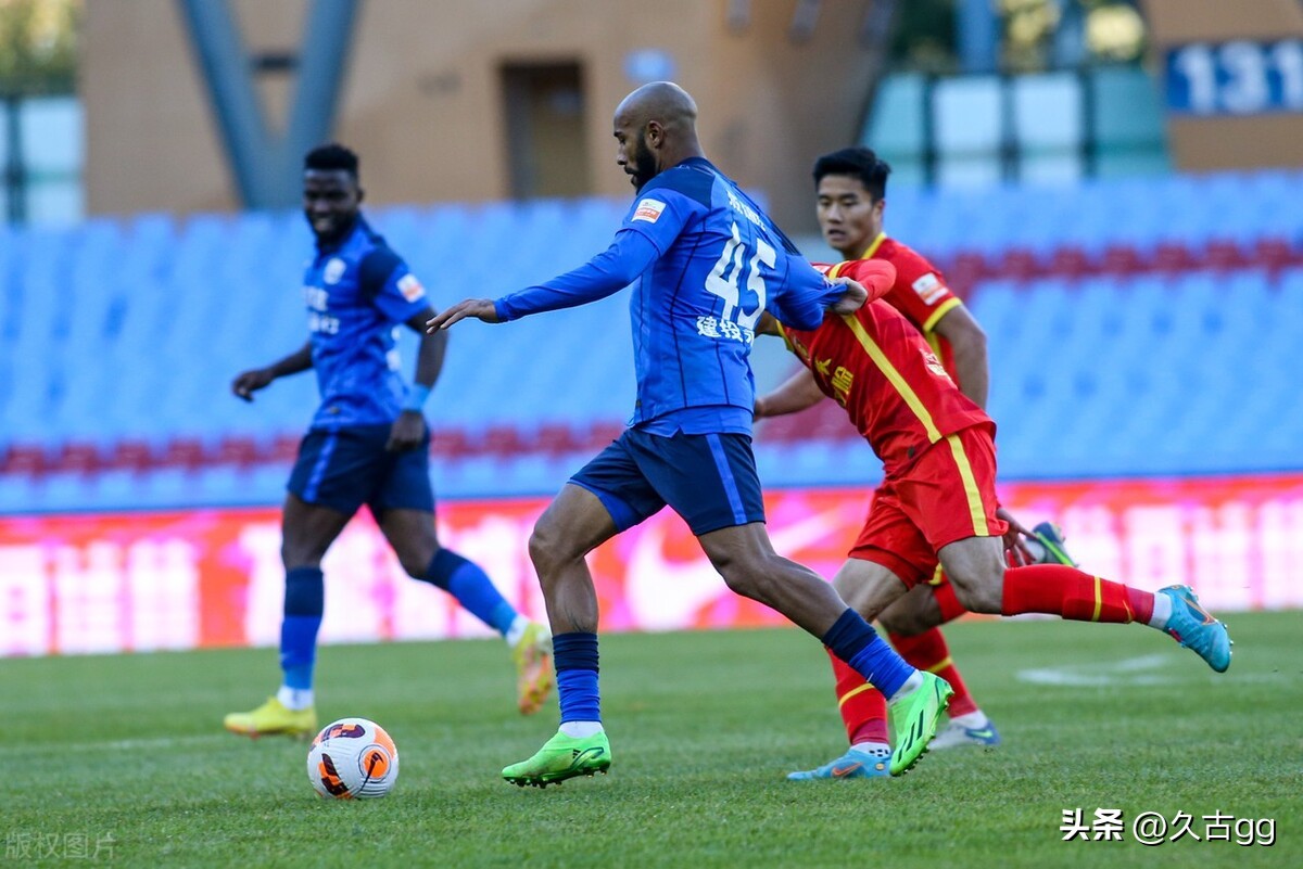 露宿街头只为不打扰民众,露宿街头