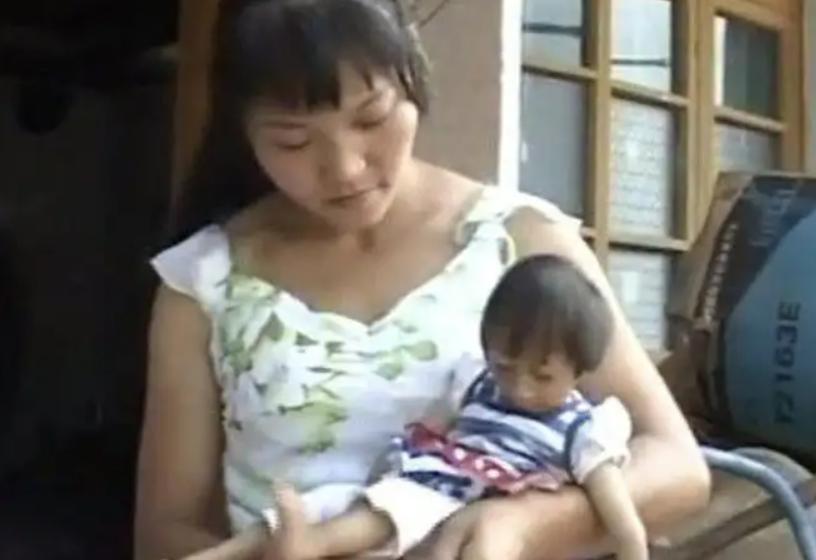 2009年，湖南妈妈生下2斤重特殊女儿，叫出租车被拒载：坐不下