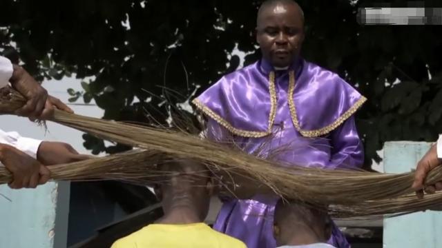 9年过去了，当年的非洲“讨水男孩”，被游客收养后，过得怎么样