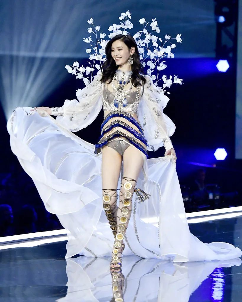 奚梦瑶谈摔倒事件视频,超模奚梦瑶摔倒的看法