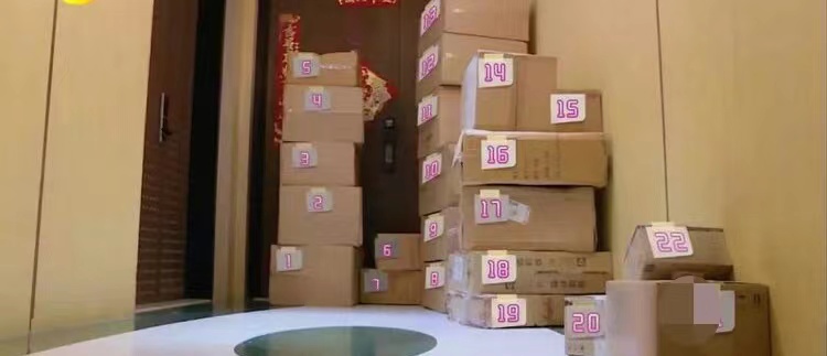 衣服鞋子满天飞,衣服鞋子堆积满地