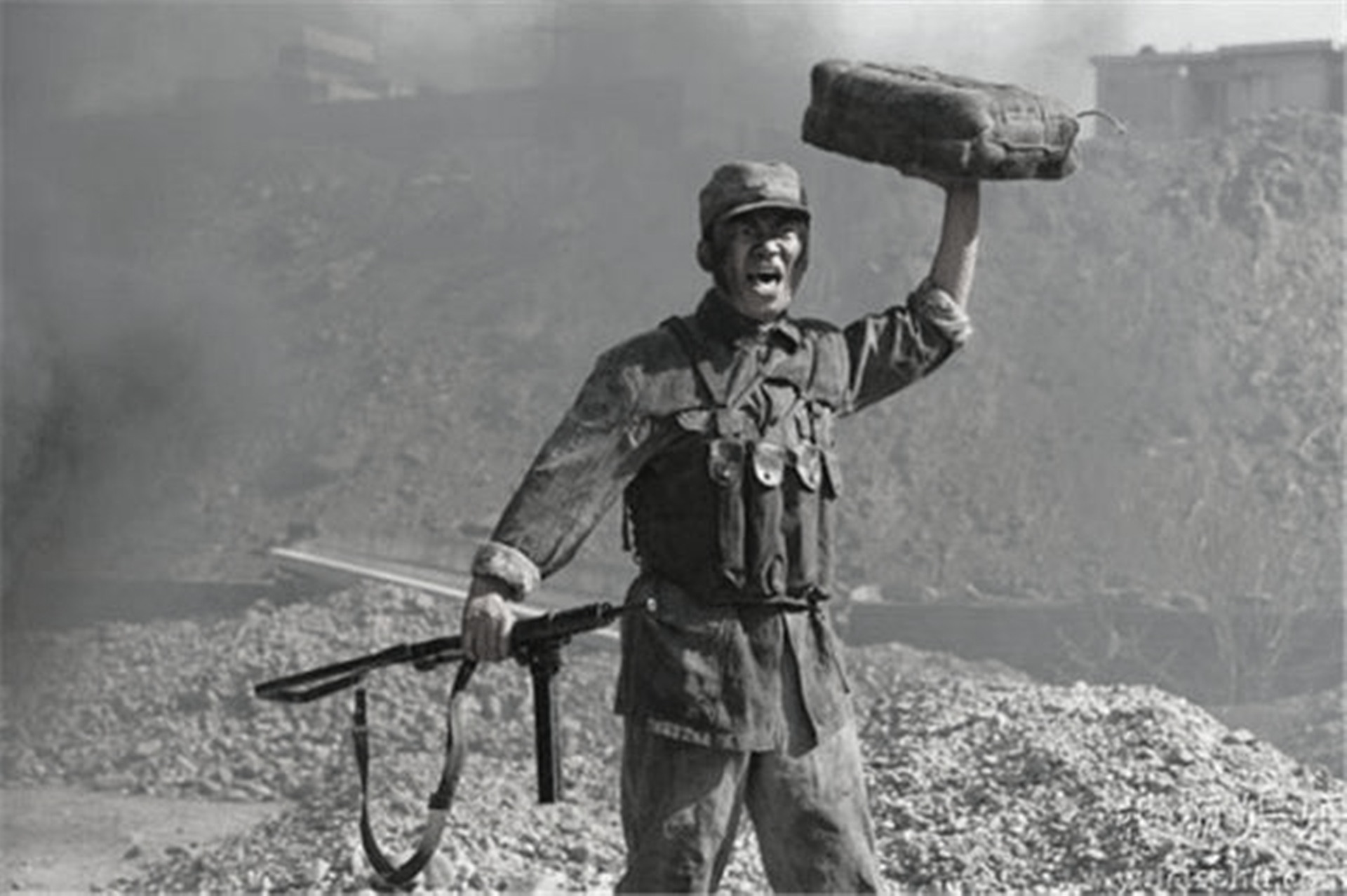 毛主席2次题词刘胡兰，为何拒绝给董存瑞题词？伟人：我写不合适