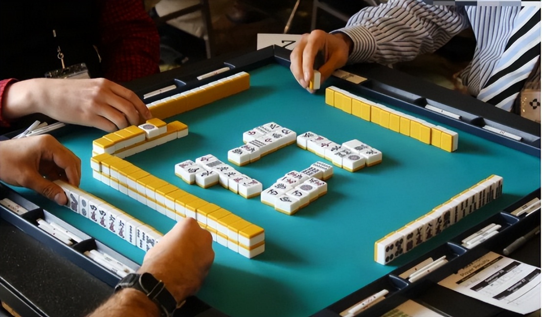 女子趁丈夫睡觉时，在隔壁房间偷情，被发现后和*夫情**将丈夫毒害