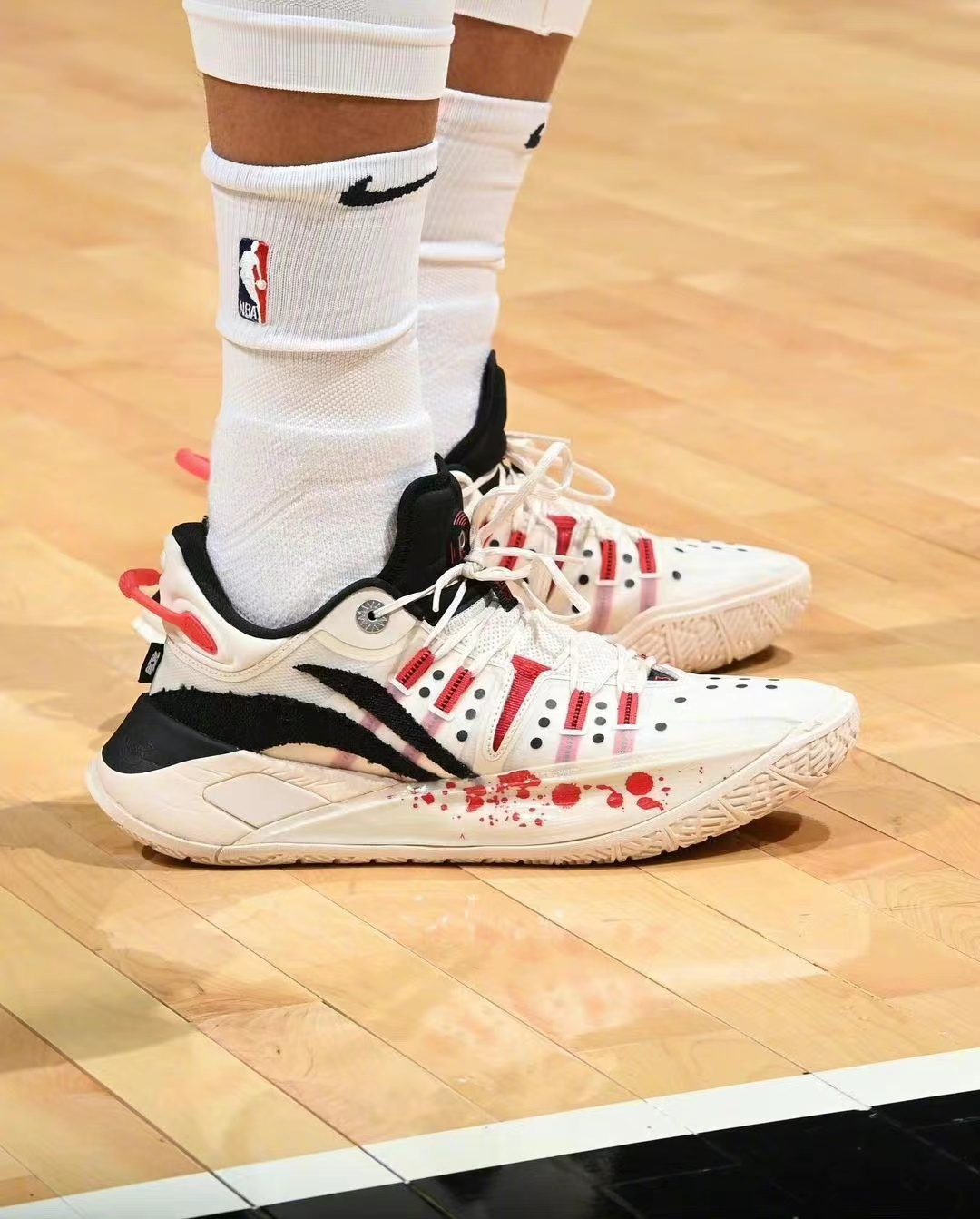 李宁cj一代黑红配色,李宁18号篮球