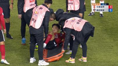 中超联赛奇葩一幕,中超奇葩裁判再出神判罚