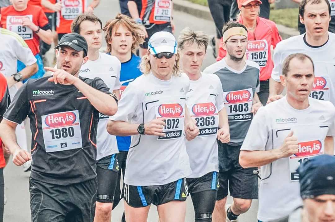 百米破10秒的足球运动员,足球运动员进球最多的人