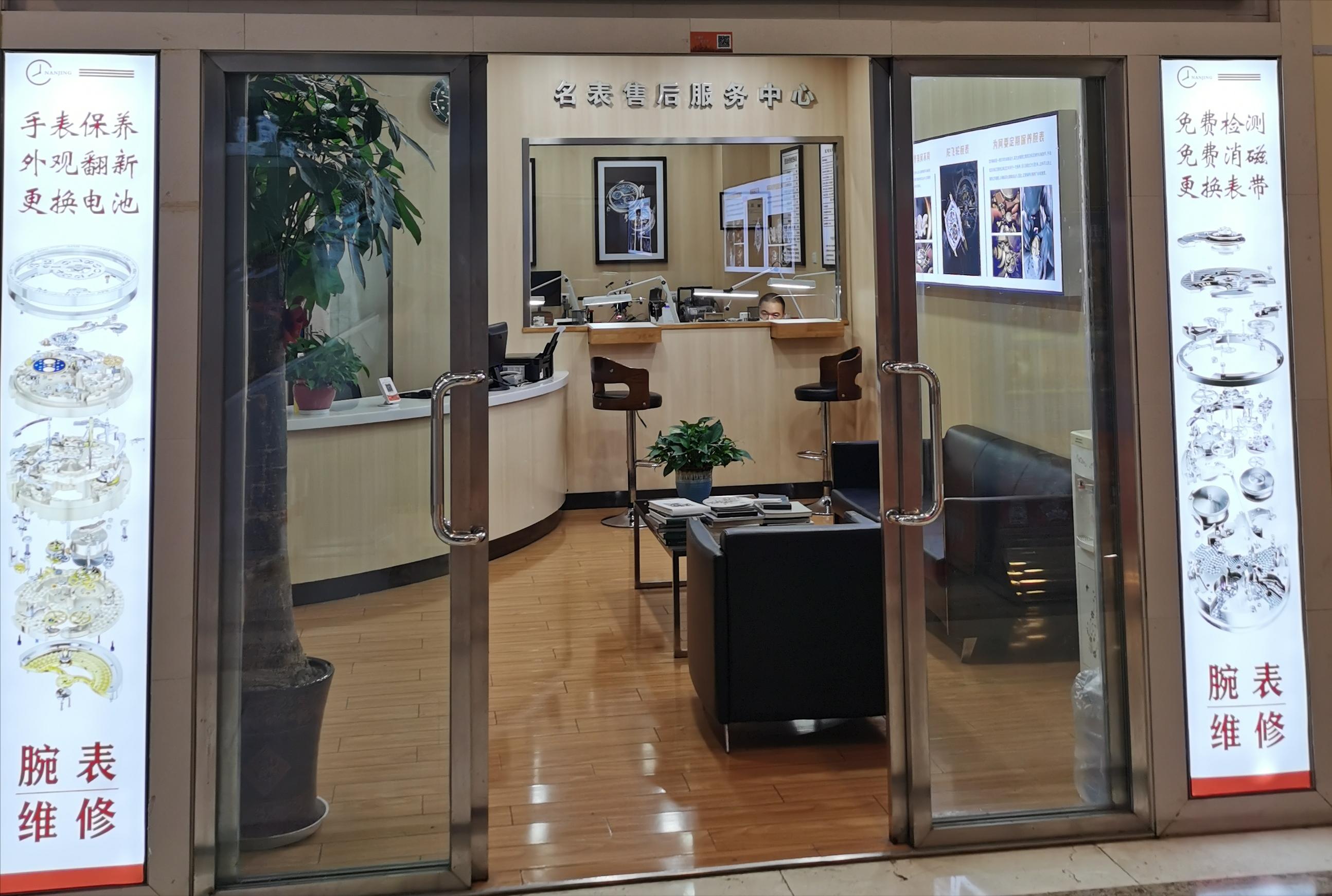 天梭表扣坏了如何打开,天梭表卡扣掉了一边怎么取下来