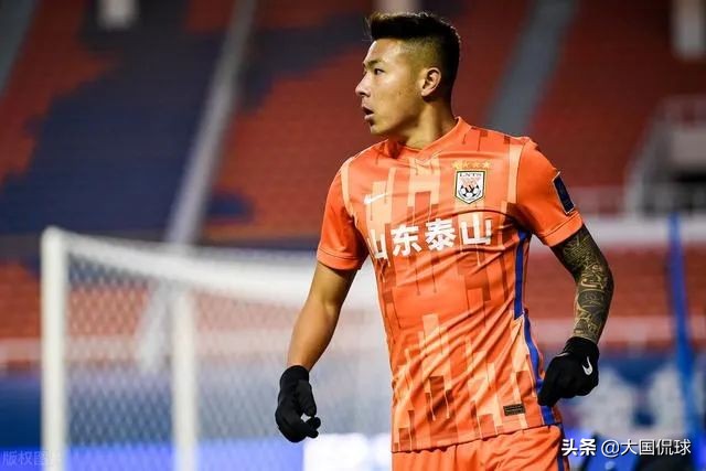 睡机场硬座22小时，足球记者怒怼洛国富矫情：被惯坏装大爷