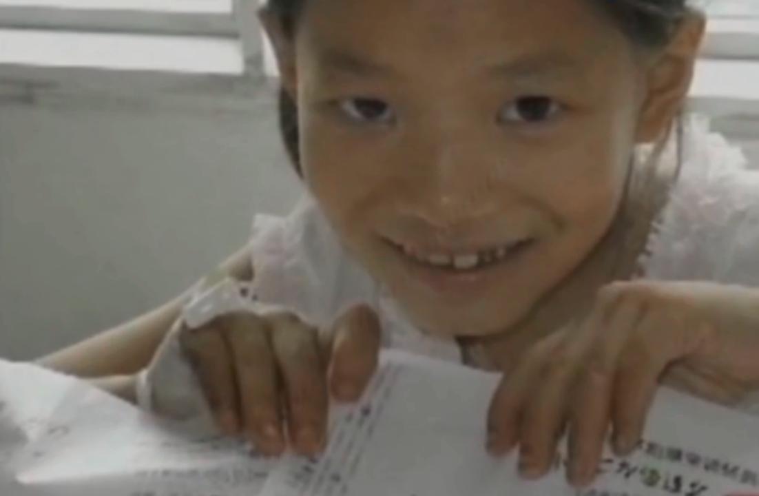 05年四川8岁白血病女孩不愿拖累养父，悄悄写下：自愿放弃治疗