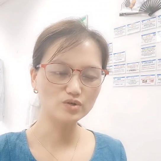 小鸡为什么站不稳总是跌倒,小鸡总闭着眼睛叫站不稳怎么治