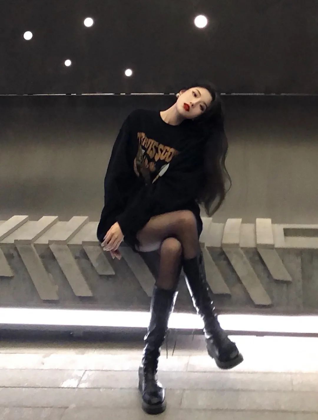 黑色卫衣如何内搭,黑色卫衣搭什么裤子好看