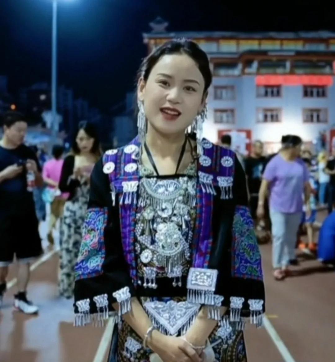 村花们闪亮登场的文案,村花进村的文案