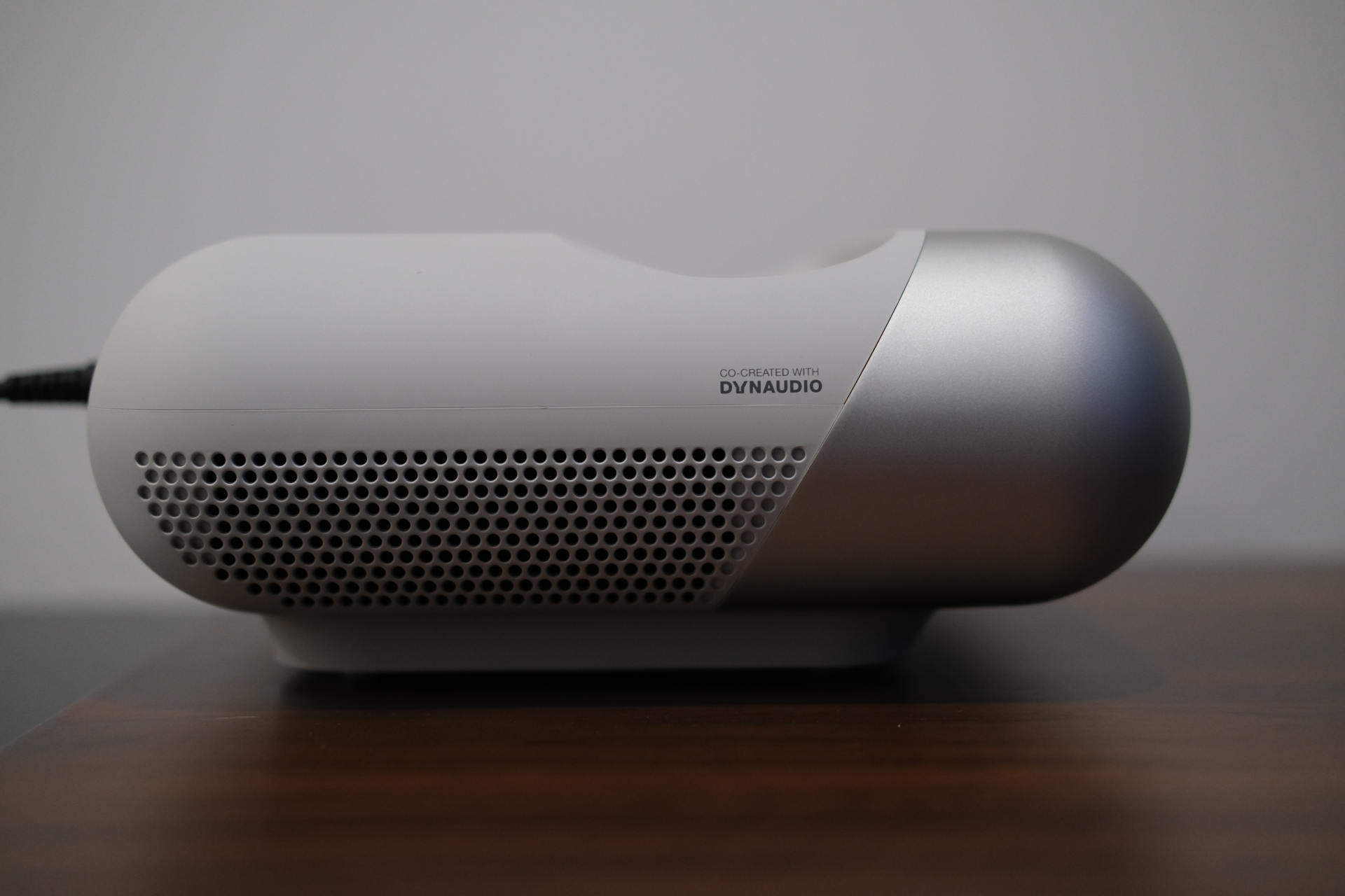 家里没空间怎么放投影仪,坚果智慧墙o1pro超短焦投影仪家用