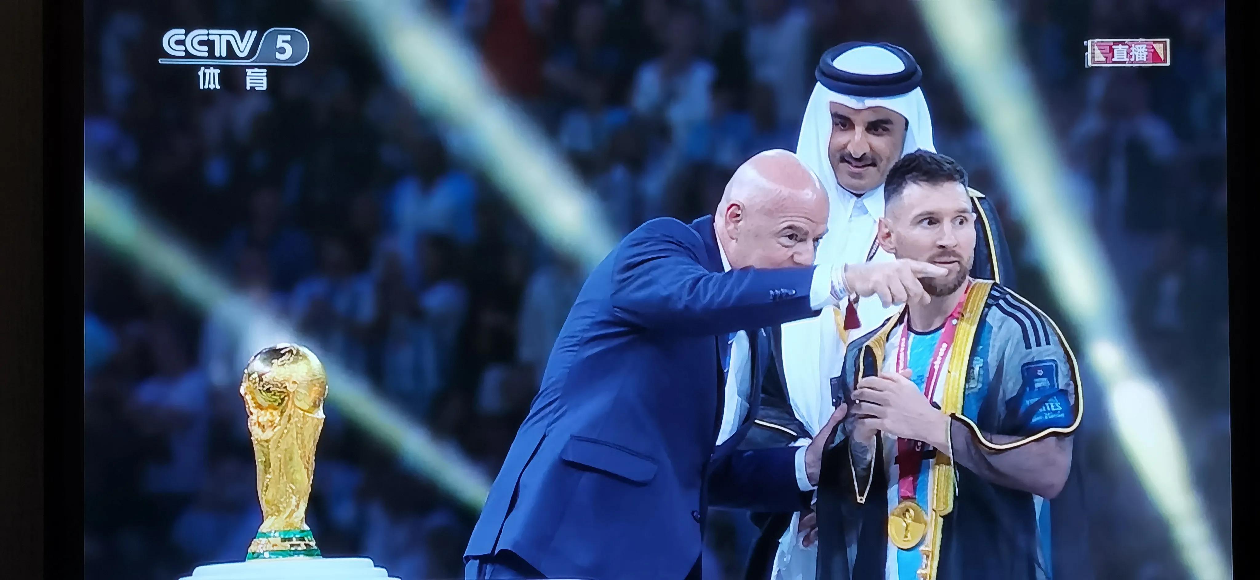 阿根廷夺冠梅西捧起大力神杯,阿根廷三夺世界杯冠军