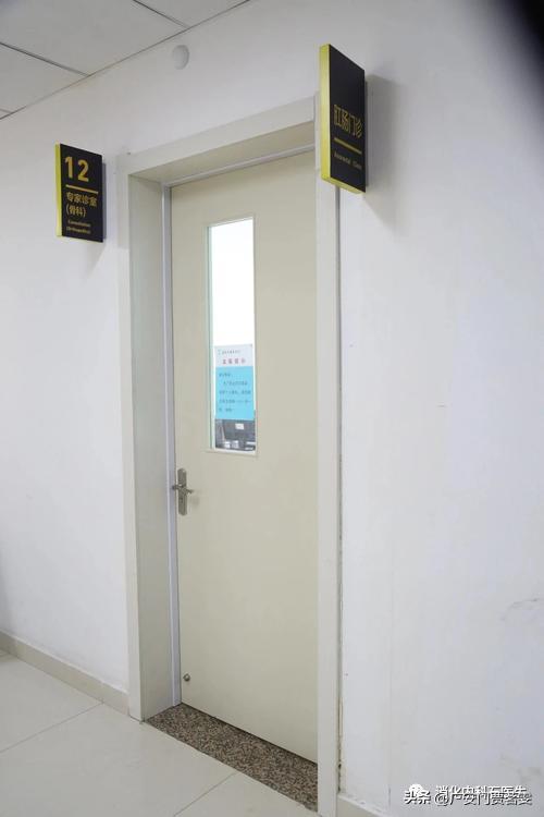 女子值班时屁股下湿润，入厕被领导批评，医生确诊后难过掩面哭泣