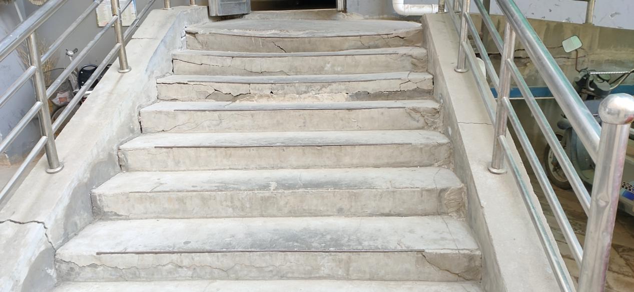 回家厅门有点矮，石家庄高个儿业主总是碰头！物业回应：正在走申报流程