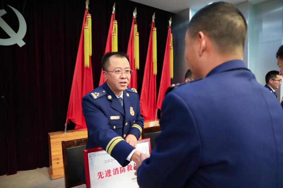 顶立大的样子干出大的格局昆明支队召开2022年*党**委扩大会议