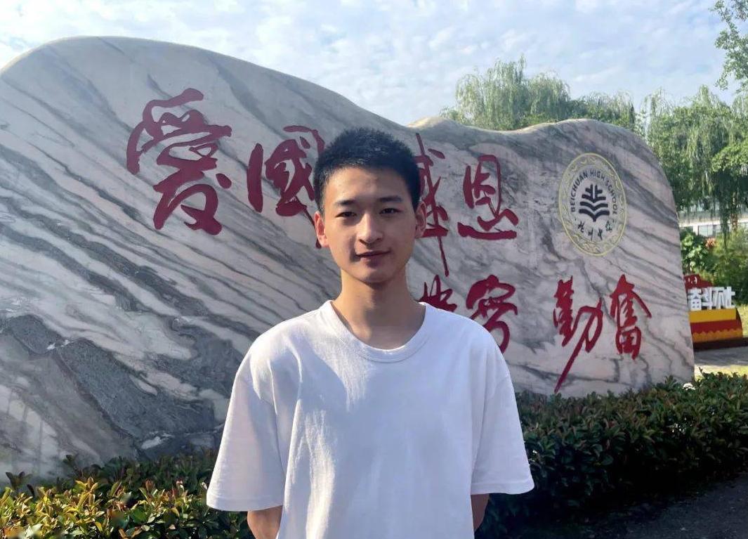 汶川地震中敬礼娃娃郎铮原视频,汶川地震敬礼娃娃完整版