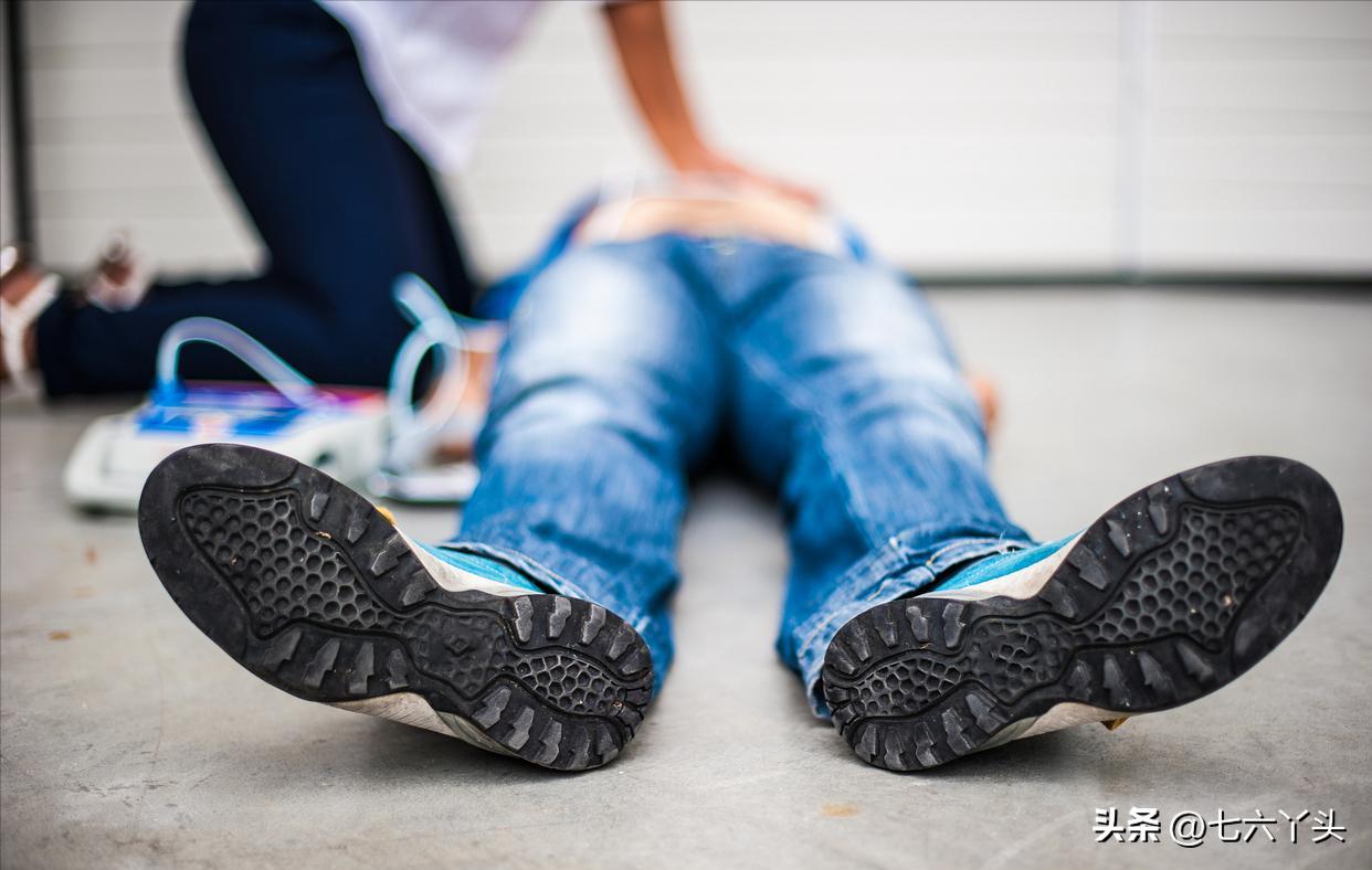 iphone充电被电截肢,苹果不配充电器导致女孩被电击
