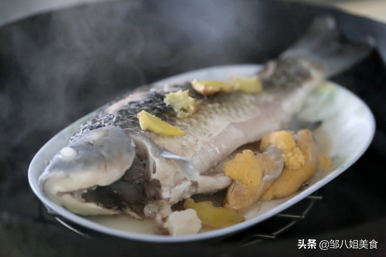 清蒸鱼的蒸鱼豉油要加热吗,清蒸鱼先放油还是蒸鱼豉油
