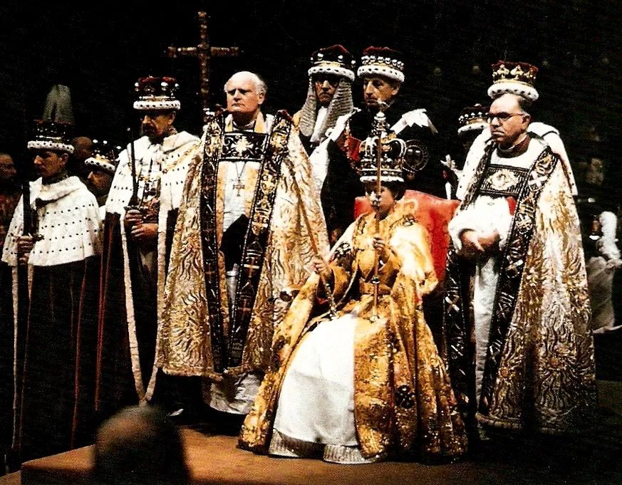 96岁女王登基70年，路易小王子卖萌抢镜！女王年轻时颜值衣品绝美