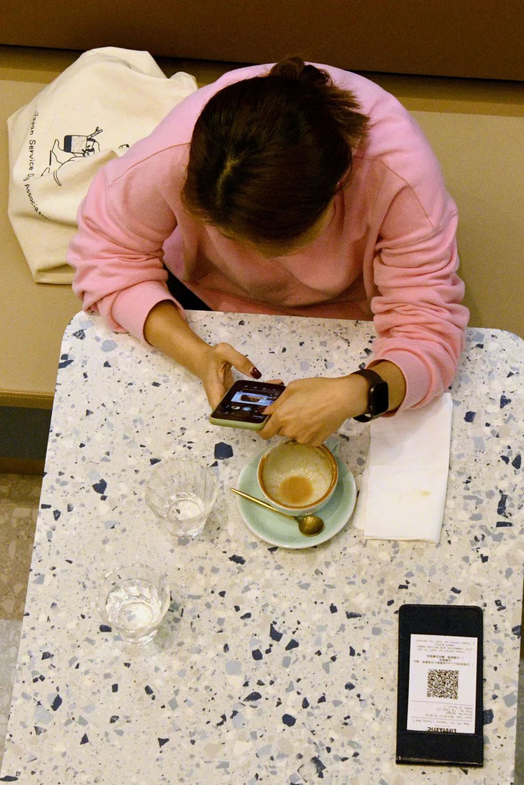 自助餐厅需要给小费吗,香港自助餐服务费