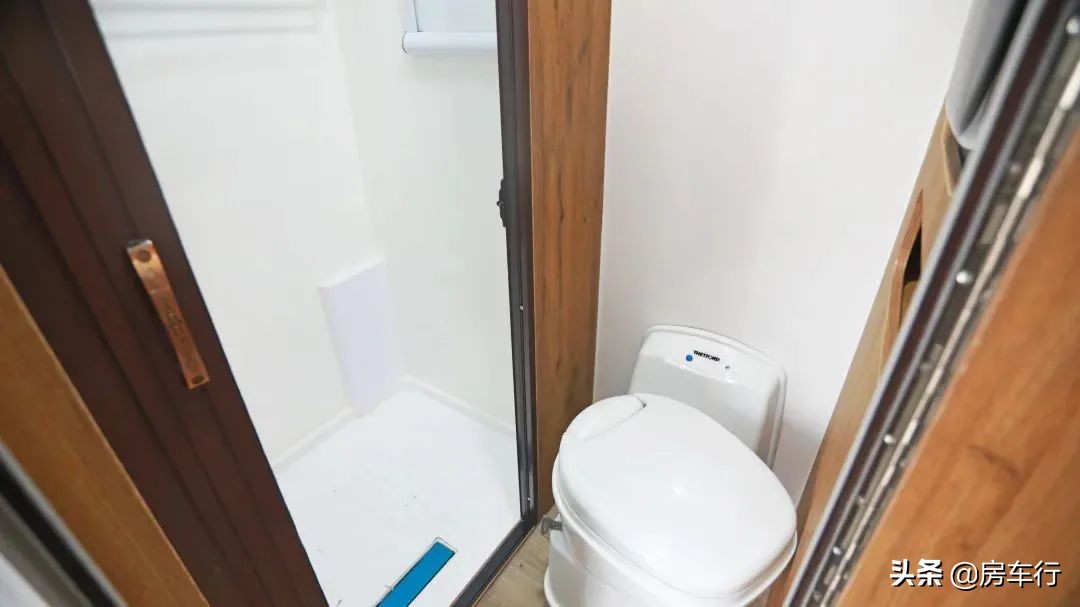 上汽跃进s1002.3t平头轻卡房车,2021年可可西里轻卡5.2t房车