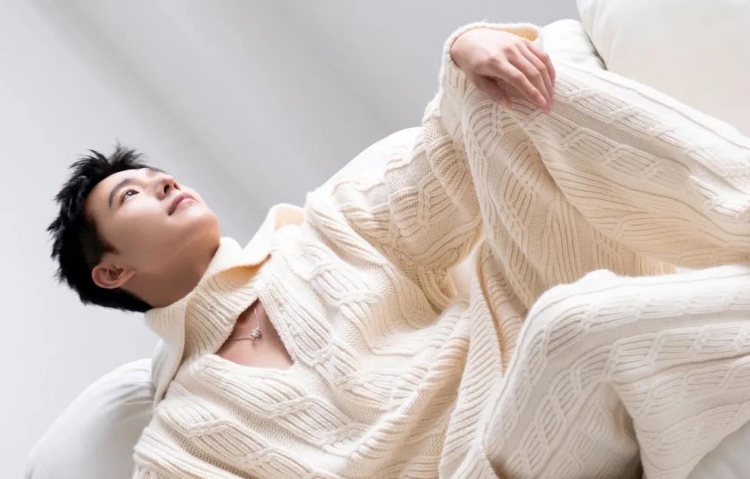 男生干净痞帅的冬季穿搭白色系,夏季粉色系穿搭男生